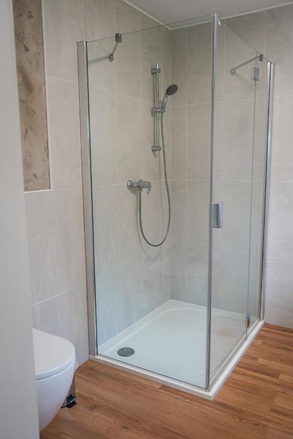 Vila Vekose - Apartman S Terasou A Zahradou Hradec Králové Exterior foto