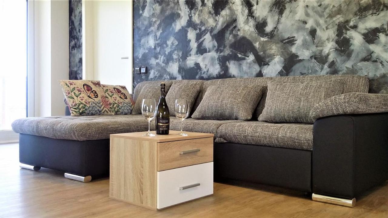 Vila Vekose - Apartman S Terasou A Zahradou Hradec Králové Exterior foto