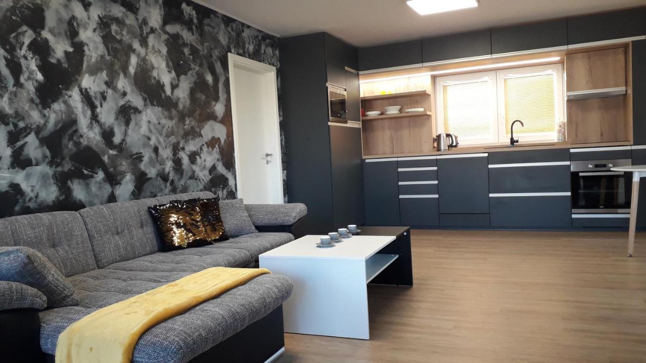 Vila Vekose - Apartman S Terasou A Zahradou Hradec Králové Exterior foto