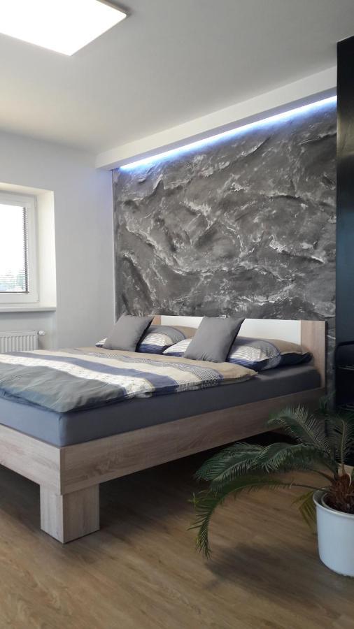 Vila Vekose - Apartman S Terasou A Zahradou Hradec Králové Exterior foto