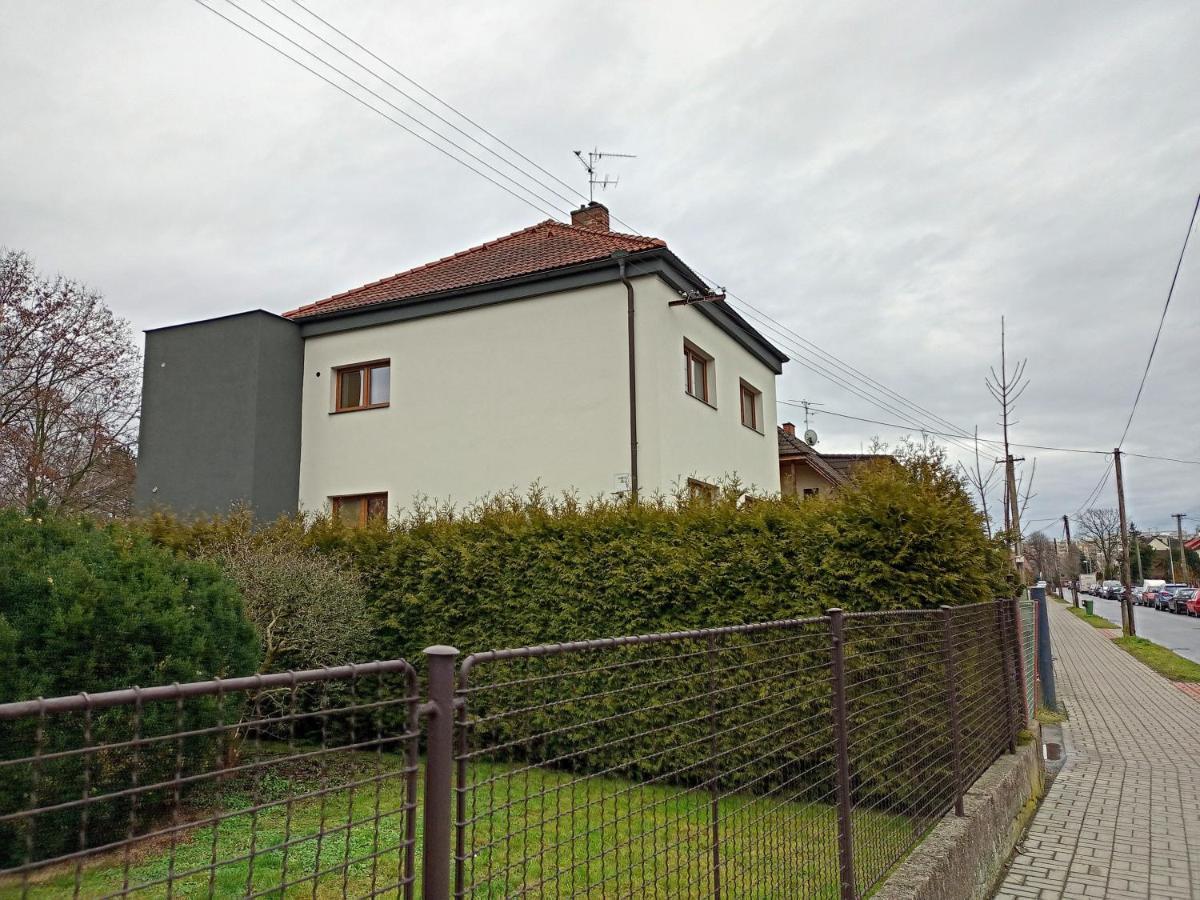 Vila Vekose - Apartman S Terasou A Zahradou Hradec Králové Exterior foto