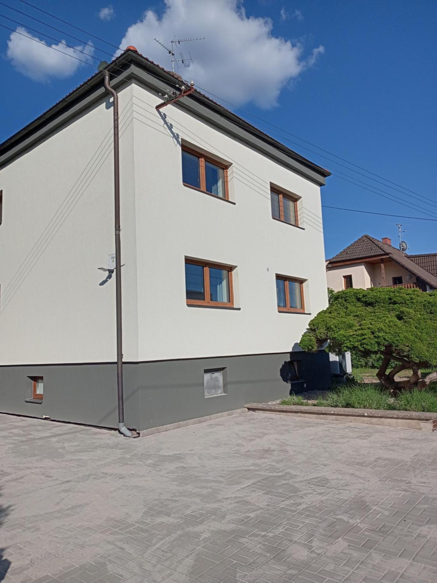Vila Vekose - Apartman S Terasou A Zahradou Hradec Králové Exterior foto