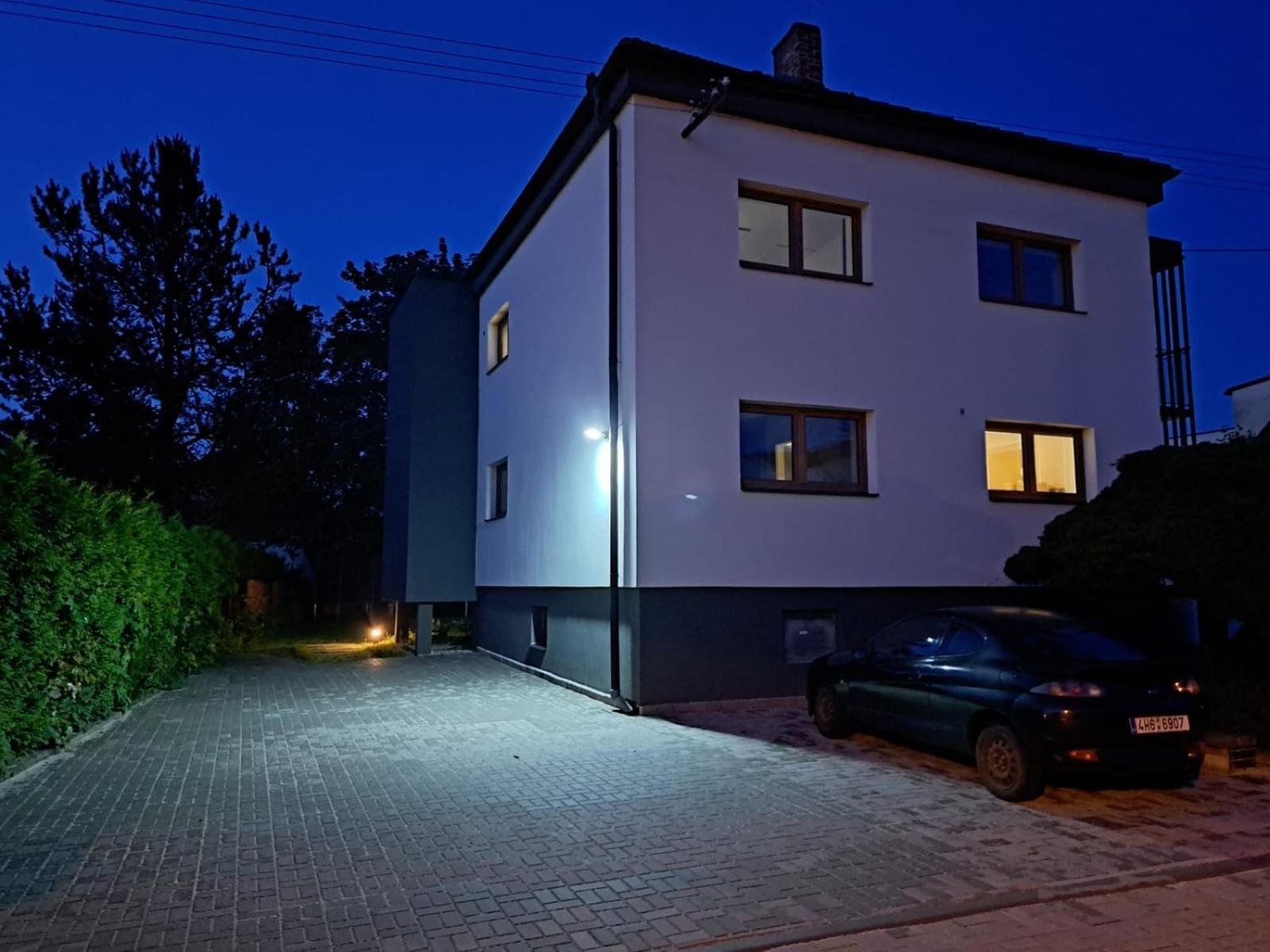 Vila Vekose - Apartman S Terasou A Zahradou Hradec Králové Exterior foto