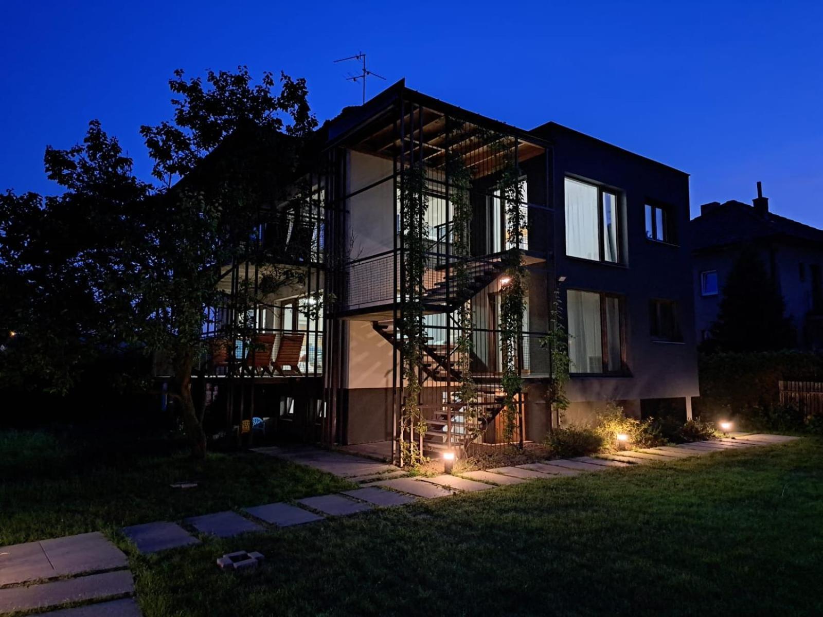 Vila Vekose - Apartman S Terasou A Zahradou Hradec Králové Exterior foto