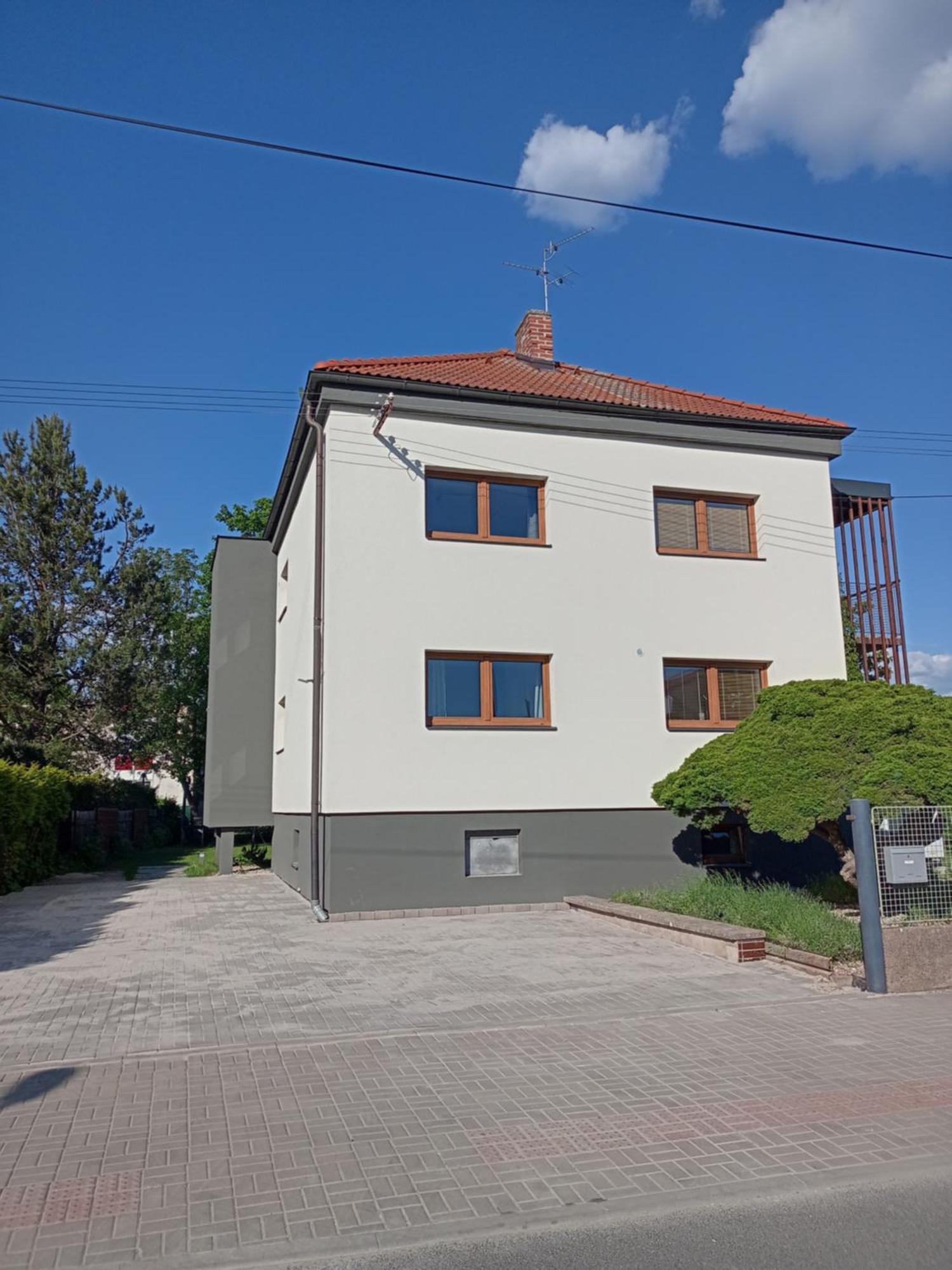 Vila Vekose - Apartman S Terasou A Zahradou Hradec Králové Exterior foto